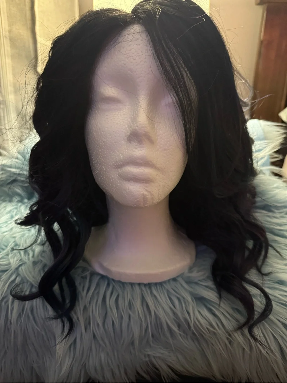 Luxurious Black Wavy Women's Wig - Classic Natural Look